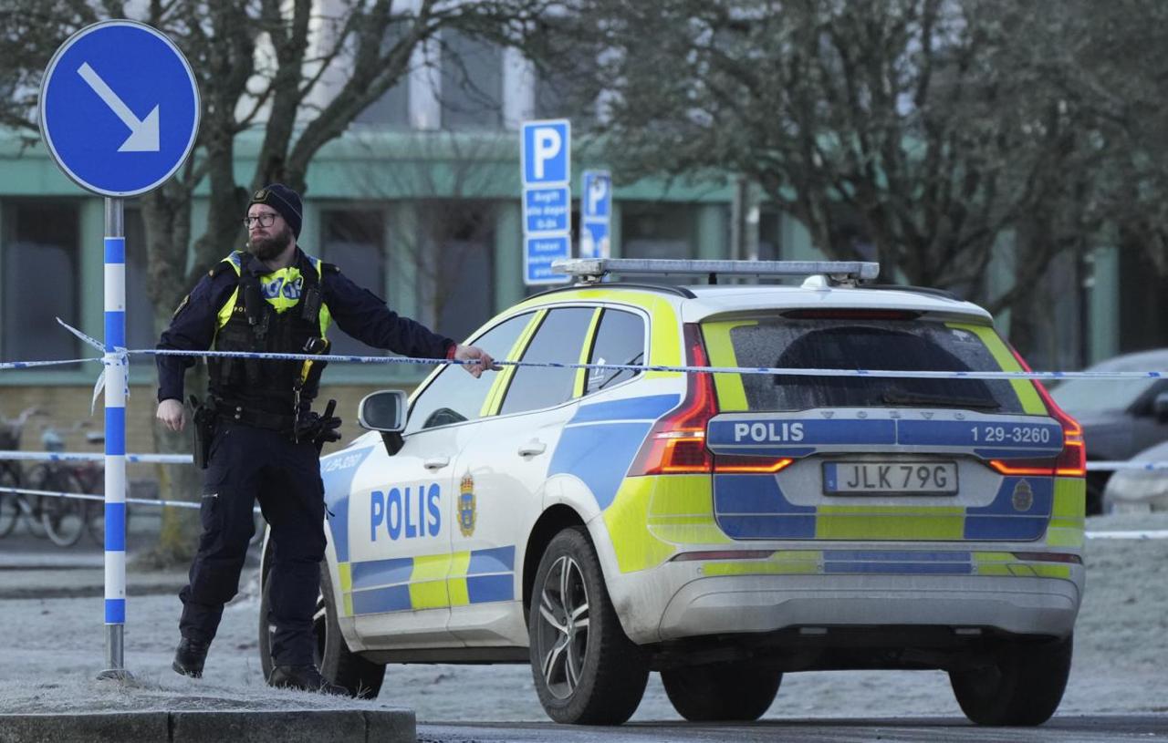 В Швеции задержали россиянина по запросу США Россиянина еще в декабре задержала служба безопасности SÄPO в Стокгольме Он находился в международном розыске после заочного ареста в США Мужчину подозревают в нарушении санкций в 2022 2023 годах Вашингтон требует его экстрадиции В прокуратуре и SÄPO детали не раскрывают Пресс секретарь ведомства Юнатан Свенссон заявил что речь идет о международном ордере на арест и служба оказывает помощь в расследовании Окружной суд Стокгольма постановил оставить подозреваемого под стражей Решение об экстрадиции должны утвердить генеральный прокурор Верховный суд и правительство Читайте Газету Ru в MAX Участвуйте в розыгрыше