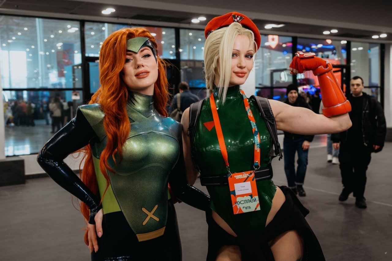 Организаторы Comic Con Игромир 2025 отчитались о завершившемся вчера ивенте Его за 3 дня посетили 53 5 тысячи человек Цифра хорошая В прошлые годы Игромир бывало собирал больше 150 тысяч но сейчас перезапуск поэтому всё ещё впереди Напомню что я там был и уже писал свои первые впечатления Мне в целом понравилось и было интересно Всегда приятно находиться в месте где тысячи людей разных возрастов увлечены примерно тем же что и ты Что нужно улучшать на мой взгляд Очень не хватает пресс VIP дня в четверг Чтобы можно было в спокойной обстановке поиграть во всё обсудить с разработчиками и в целом посетить больше стендов Это работает ещё и как реклама Нужно больше Игромира то есть игр В идеале привезти стенд известных ребят из тех которых в принципе можно Например Owlcat Games или Mundfish И чтобы с премьерой видео из их игр Уже объявлено в 2026 году что Comic Con Игромир пройдёт с 30 октября по 1 ноября Спасибо организаторам за возрождение легенды