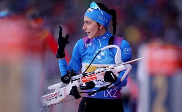 Биатлонистку исключили из состава сборной Италии на Олимпиаду из за допинга Итальянская биатлонистка Ребекка Пасслер отстранена от участия в Олимпийских играх 2026 года после положительного результата допинг пробы сообщила пресс служба Федерации зимних видов спорта Италии FISI В организме 24 летней Пасслер был обнаружен летрозол препарат который в спорте классифицируется как гормональный и метаболический модулятор и находится под запретом WADA Федерация заявила что уже начала внутреннее расследование инцидента Важно чтобы мы дошли до сути вопроса чтобы очистить поле от любого недоразумения которое может сильно повлиять на карьеру Ребекки и федеральный имидж отметил глава FISI Флавио Рода Пасслер занимает 33 е место в общем зачете Кубка мира в текущем сезоне В ее активе две бронзовые медали этапов Кубка мира в эстафете а также одна золотая шесть серебряных и одна бронзовая медаль юниорских и молодежных чемпионатов мира Getty Images Подписаться на РБК Спорт