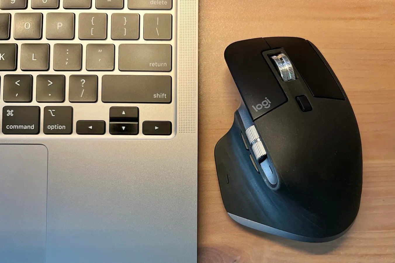 Logitech оставила пользователей Mac без возможности настроить свои мышки и клавиатуры Компания забыла продлить сертификат разработчика и целых 12 часов пользователи macOS не могли зайти в приложение Options в котором можно настроить назначение кнопок скорость скролла и другие функции В такой ситуации настройки периферии сбрасываются на заводские до момента пока приложение не будет доступно Logitech уже выпустила фикс правда его нужно ставить ручками rozetked me news 43717