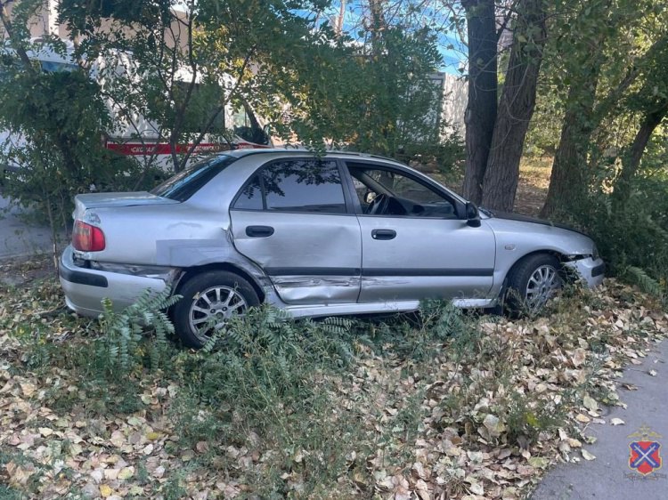 В Волжском кроссовер и легковушка не поделили дорогу за «Волгамоллом»  Очередное ДТП с Волжском произошло накануне, 17 сентября, около 8.30 часов на малой улице Александрова.  Как сообщили Волжский.ру в пресс-службе ГУ МВД по региону, напротив дома № 12 столкнулись автомобили «Kia Sportage» и «Mitsubishi Carisma». От удара легковушка вылелета на зеленую зону.  В аварии пострадала пассажирка автомобиля «Mitsubishi».   Подробнее на Волжский.ру: