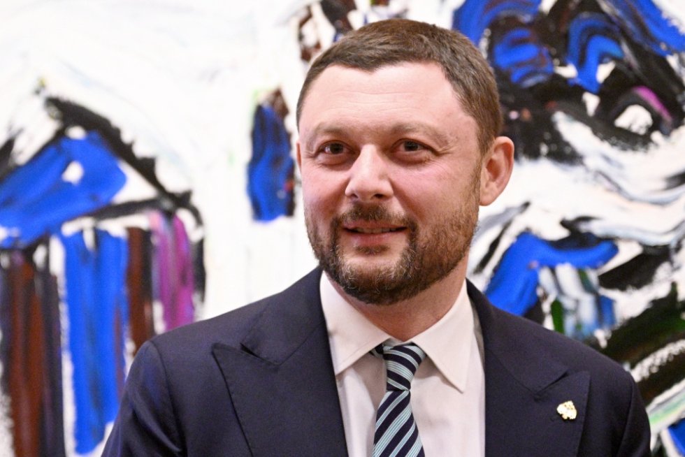 Премьер-министр Михаил Мишустин утвердил Василия Церетели в должности президента Российской академии художеств. Ранее он был избран на этот пост сроком на пять лет по итогам общего собрания академии. Церетели родился в 1978 году, является выпускником Школы изобразительных искусств в Нью-Йорке и обладателем степени EMBA в Московской школе управления Сколково. С 2009 года он был вице-президентом Российской академии художеств, с апреля 2025 года исполнял обязанности ее руководителя после смерти Зураба Церетели. Фото: Рамиль Ситдиков / РИА Новости