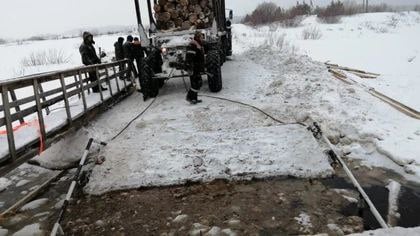 В селе Вольдино Усть-Куломского района Коми разрушилась понтонная переправа через Вычегду.  Об этом сообщил глава района Сергей Рубан в соцсетях. По его словам, аварийная ситуация произошла накануне, 25 декабря.  Известно, что у моста повреждена аппарель понтона на правом берегу реки после проезда лесовоза. В настоящее время проезд по понтонному мосту невозможен, заключил Рубан.  Строители занимаются восстановлением переправы и изготавливают трапы из дерева для прохода через наплавной мост пешеходов. Ущерб и сроки ремонта будут оценены позже.