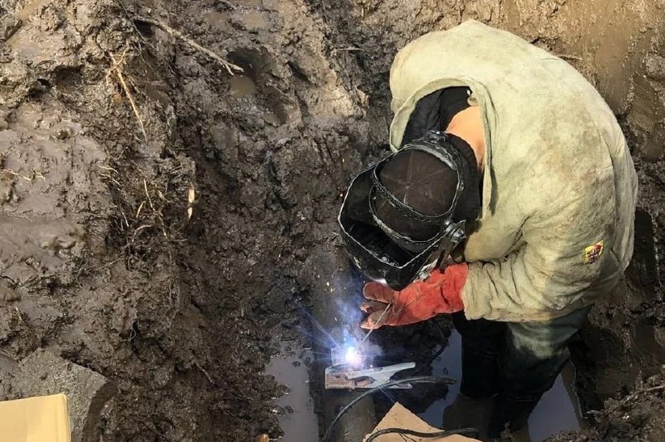 В Геническе начался капитальный ремонт водопроводных сетей В Геническе стартовал капитальный ремонт системы водоснабжения. Как сообщила местная администрация, подготовительные работы начались на улице Чкалова, где до конца октября заменят более одного километра водопроводных сетей. «На данный момент в рамках подготовительных работ прорыты траншеи для дальнейшей прокладки коммуникаций. Это существенно осложняет передвижение жителей по улице», – сказал начальник отдела жилищно-коммунального хозяйства и благоустройства Генической администрации Виталий Пинаев. В администрации добавили, что в планах - замена 70 километров водопроводных сетей. Сейчас ведутся проектно-изыскательские работы.