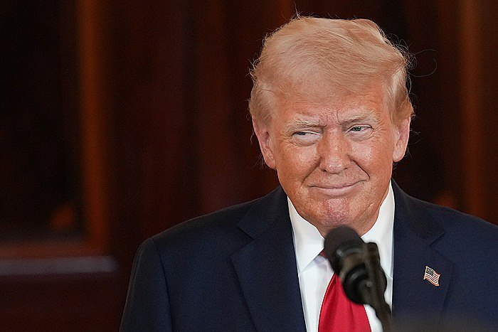 Дональд Трамп заявил, что ему, возможно, удалось продвинуться в решении украинской проблемы. "Надеюсь, что это так. Я считаю, что мы ближе к соглашению с одной из сторон, а с другой ситуация, возможно, посложнее. Предпочитаю не уточнять, о каких сторонах идет речь", - сказал он в интервью NBC News. При этом Трамп вновь заявил, что может прекратить посреднические усилия, если сочтет их бессмысленными. "Настанет время, когда я скажу им: продолжайте. Продолжайте вести себя глупо", - отметил президент США. Он не стал называть конкретный дедлайн. "Иногда мы близко подступаем к этому моменту к выходу США из переговоров , но затем происходит что-то позитивное", - констатировал Трамп. Фото: Andrew Harnik/Getty Images