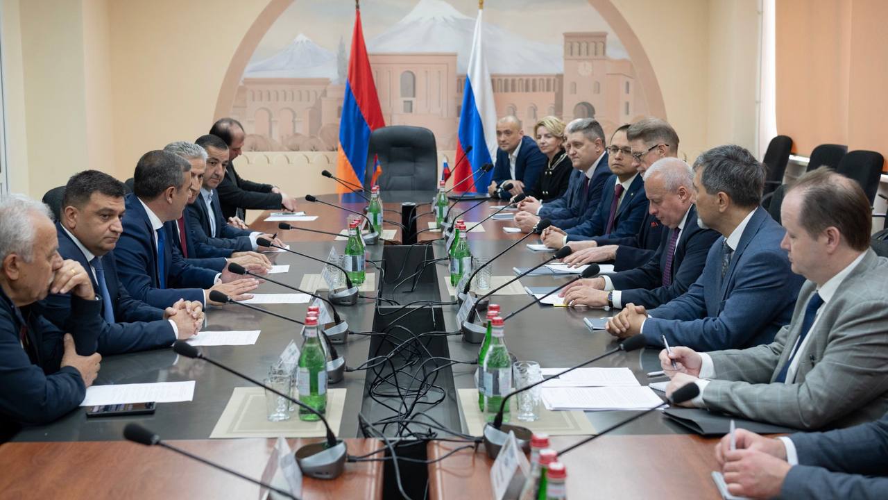 14 мая состоялась рабочая поездка Посла России С.П.Копыркина на Армянскую АЭС с целью ознакомления с ходом реализуемых АО «Росатом Сервис» работ по повторному продлению сроков эксплуатации станции. На встрече с генеральным директором ЗАО «Армянская атомная электростанция» Э.А.Мартиросяном глава российской дипмиссии отметил важность сохранения традиций взаимопомощи, доверия и дружбы, сложившихся между Россией и Арменией в данной сфере. Он акцентировал, что атомная энергетика остается поистине стратегическим направлением российско-армянского двустороннего взаимодействия. В ходе обмена мнениями также была затронута тема строительства в Армении новых атомных энергоблоков. С.П.Копыркин подчеркнул, что «Росатом» готов предложить армянским коллегам АЭС российского дизайна с реакторами различной мощности, отличающимися повышенной безопасностью и экономической эффективностью. Армянская АЭС в г.Мецамор – единственная атомная станция на территории Южного Кавказа, производит более трети всей электроэнергии, вырабатываемой в Армении. Ключевым проектом России и Армении в сфере атомной энергетики является проект продления срока повторного продления срока эксплуатации второго энергоблока Армянской АЭС. Армянская АЭС имеет в составе один действующий и один остановленный энергоблок с реакторами ВВЭР-440. Срок эксплуатации действующего энергоблока продлен до 2026 года с возможным повторным продлением срока его эксплуатации до 2036 года. #РоссияАрмения #Сотрудничество #АтомнаяЭнергетика #АрмянскаяАЭС #Росатом #МирныйАтом