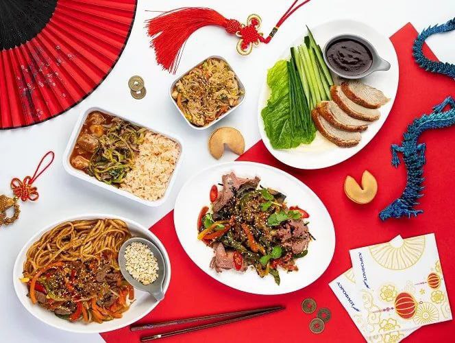 Китайское особое меню введут на один день на рейсах Аэрофлота из Москвы Оно появится 17 февраля по случаю китайского Нового года Так в бизнес классе будет доступна утка с мандаринскими блинчиками овощами и соусом хойсин закуска из жареных баклажанов и говядины с кинзой и перцем чили а также говядина с яичной лапшой и орехами кешью Меню Комфорт и Эконом пополнится салатом из курицы с фунчозой и китайской капустой курицей в кисло сладком соусе с овощами и рисом а также сэндвичами с курицей При этом все пассажиры получат китайское печенье с предсказаниями Подписаться на РИА Новости экономика Все наши каналы