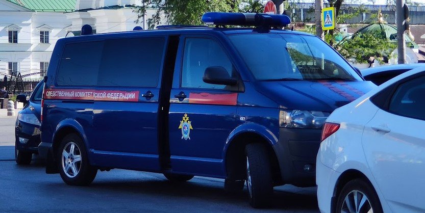 Обыски прошли у главного инженера областного водоканала Его заподозрили в получении 500 тысяч рублей за покровительство сотрудникам шахтинского филиала «Управление развития систем водоснабжения» УРСВ. Речь шла о работах по ремонту особо аварийных участков городского магистрального водовода. Об этом сообщили в пресс-службе регионального управления ФСБ. Силовики побывали в доме, а также провели обыски на рабочем месте главного инженера.