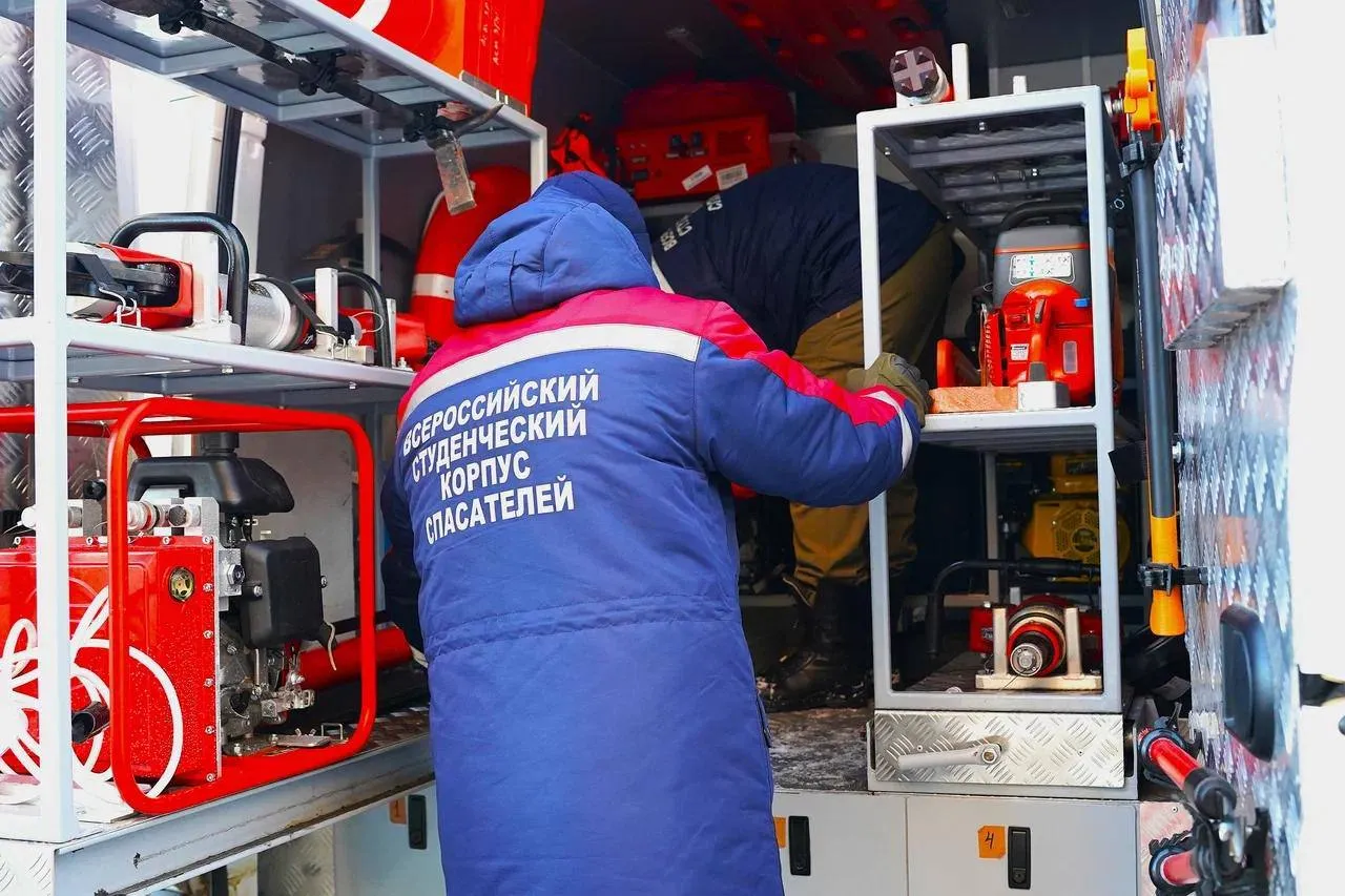 Крым направит генераторы в Запорожскую область для обеспечения работы АЗС Республика Крым доставит в Запорожскую область дополнительные дизельные генераторы для обеспечения бесперебойной работы автозаправочных станций в условиях перебоев с электроснабжением Об этом сообщил губернатор региона Евгений Балицкий В рамках межпарламентского взаимодействия Республики Крым и Запорожской области на автозаправочные станции Атан нашего региона будут направлены дополнительные дизель генераторы для бесперебойной работы автозаправочных комплексов Благодарю депутата Госсовета Республики Крым Алексея Николаевича Тихомирова который оказал содействие в направлении дизель генераторов в Запорожскую область и всех кто в этот период оказывает поддержку жителям нашего региона написал он в своем канале в Мах Мы теперь и в МАХ Южная служба новостей