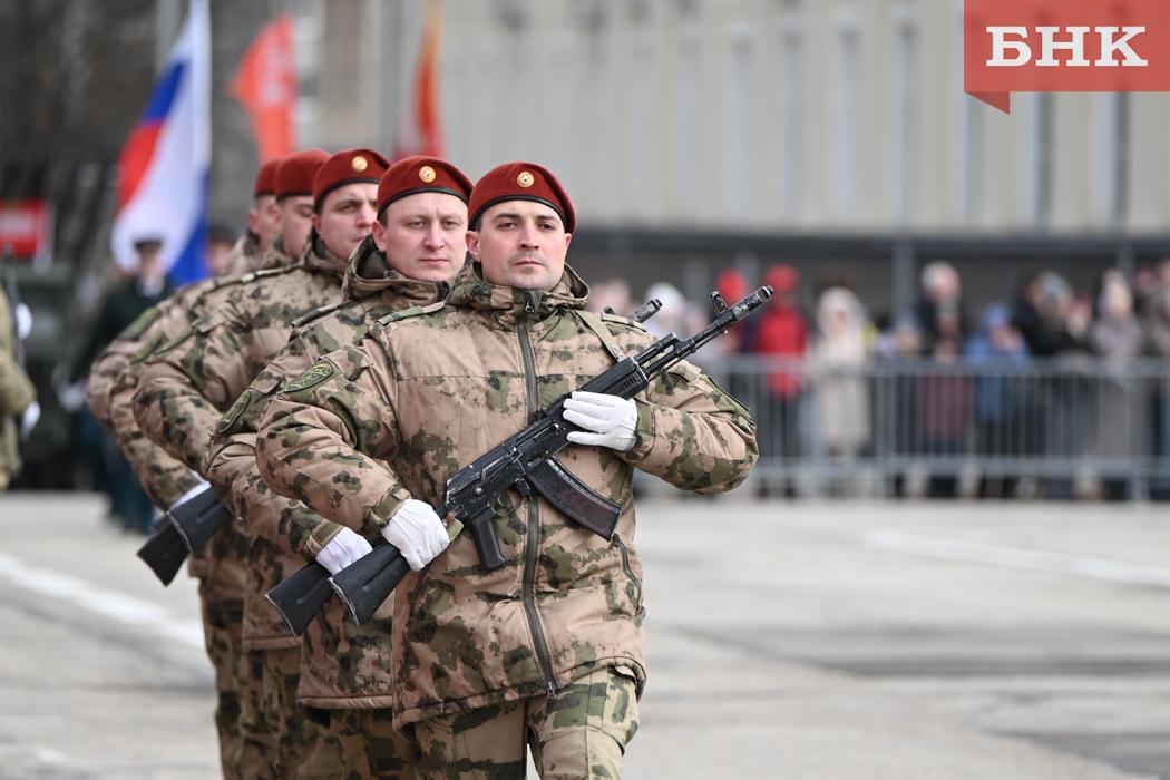Сыктывкарцы увидели парад Победы до 9 мая В столице Коми сегодня провели генеральную репетицию митинга-парада в честь Дня Победы. За шествием на главной площади республики вместе с горожанами наблюдал фотокорреспондент БНК. Предлагаем и вам увидеть все с самого близкого расстояния.