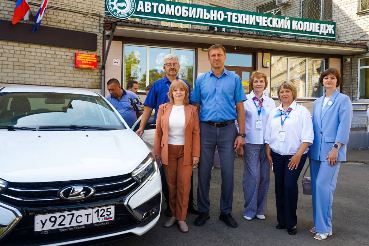 В Приморье ветеранов СВО обучат вождению автомобиля с ручным управлением при содействии кадрового центра Работа России Министерство профессионального образования и занятости населения Приморского края передало Автомобильно техническому колледжу в Уссурийске автомобиль LADA VESTA с ручным управлением Транспортное средство предназначено для обучения участников специальной военной операции с нарушениями опорно двигательного аппарата Особенностью данного автомобиля является замена стандартных педалей газа и тормоза специальными устройствами позволяющими водителю управлять автомобилем с помощью рук Автомобиль имеет передний привод а максимальная скорость заявленная производителем составляет 220 км ч пояснил мастер производственного обучения по практическому вождению Автомобильно технического колледжа Максим Вешамирский Срок обучения составит три месяца Программа объемом 188 часов включает теоретическую подготовку и практическое вождение Для прохождения обучения участникам СВО достаточно обратиться в кадровый центр Работа России Приморского края по месту регистрации или проживания При себе необходимо иметь документы удостоверяющие личность и место жительства документ об образовании справку подтверждающую участие в СВО а также медицинскую справку о допуске к управлению транспортным средством Наша задача помочь героям как можно скорее вернуться к полноценной мирной жизни Успешная сдача экзамена на право управления транспортным средством даст возможность участникам специальной военной операции получившим инвалидность стать мобильнее и найти работу пояснила директор приморского кадрового центра Работа России Марина Фурсова По вопросам обучения и трудоустройства участников СВО и членов их семей обращайтесь в кадровый центр Работа России 7 423 220 91 50