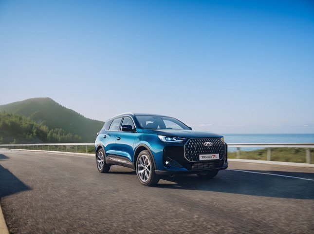 Chery выводит на российский рынок новый кроссовер Tiggo 7L В ближайшие дни Chery представит в своих дилерских центрах новый кроссовер Tiggo 7L, сообщает-пресс-служба китайской марки. Новинка будет доступна в трех комплектациях: Active, Prime и Ultra. Стоимость версии Active с учетом акций составит от 2 580 000 рублей. Дата старта продаж Chery Tiggo 7L будет объявлена позже. Подробнее на сайте autostat.ru