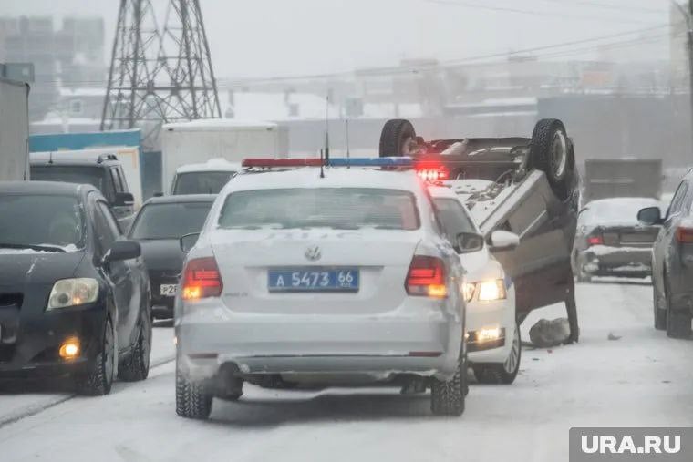 МЧС предупредило пермяков о высоком риске ДТП  С 10 по 13 января в Пермском крае ожидается сильное гололедно-изморозевое отложение. Возможны заторы и увеличение ДТП на дорогах. В ведомстве порекомендовали пермякам быть осторожнее за рулем и не приближаться к линиям электропередач.