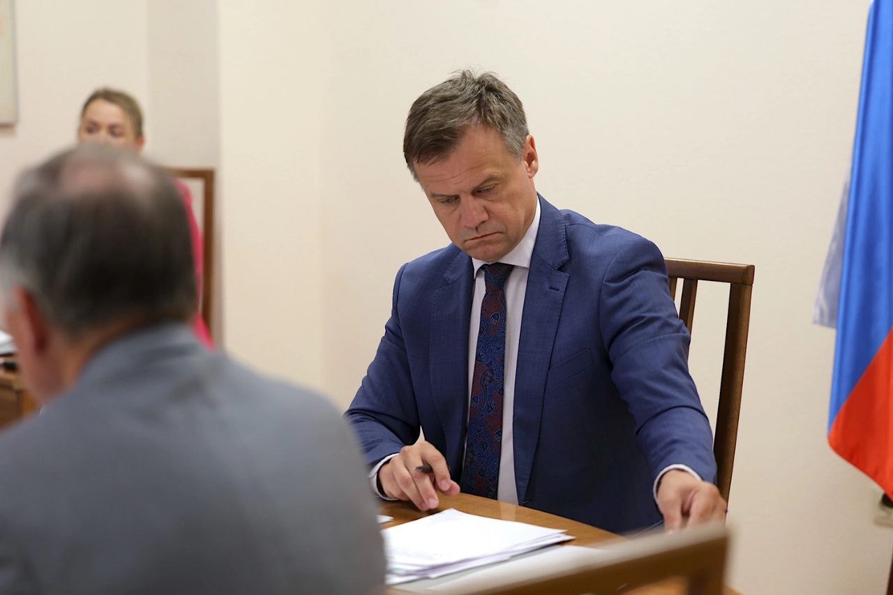 Председатель комитета по природным ресурсам и экологии ЗС Красноярского края Виталий Дроздов: - До недавнего времени мы жили в парадигме строительства небольших полигонов ТБО почти в каждом районе. Выделяли деньги на проектирование, получили проекты полигонов в Ермаковском и Мотыгинском районах. В прошлом году эту концепцию пересмотрели: слишком дорого делать столько объектов — решили сделать семь кустовых экотехнопарков. Выделили деньги из бюджета на их проектирование, и вот министерство экологии 150 млн на проект Красноярского парка убирает, мотивируя тем, что у нас есть пока еще действующий полигон краевого предприятия «Автоспецбаза», который, если его реконструировать, сможет существовать еще лет 15. Есть одно «но»: проект реконструкции этого полигона пытаются разрабатывать уже не первый год. Реконструировать старый полигон, пройти все виды экспертизы — очень сложная задача. Край рискует оказаться в ситуации, когда и новый экотехнопарк не спроектируют, и старый полигон не сможем переделать и использовать.