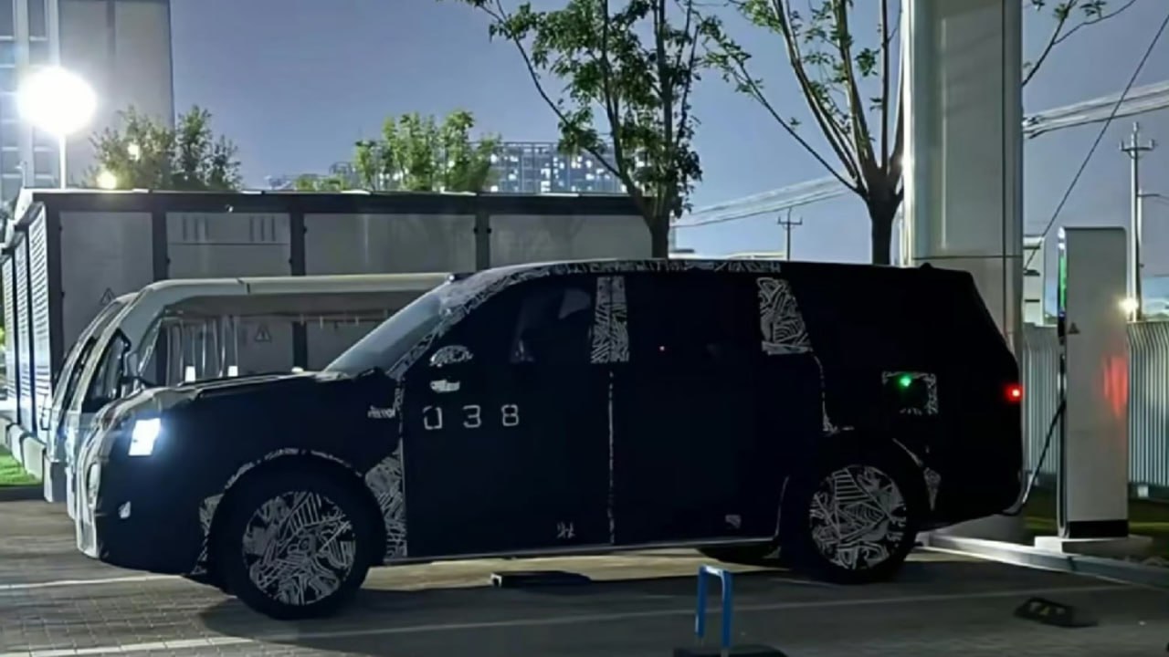 Гибридные автомобили GWM Xiaomi и Leapmotor получат тяговую батарею 80 кВт ч в следующем году в Китае сообщил 36Kr Auto Речь идёт о Xiaomi Kunlun Leapmotor D16 и неназванном флагманском автомобиле GWM Они получат батареи с повышенным содержанием никеля и смогут проехать на чистой электроэнергии 400 500 км На данный момент гибридным автомобилем с самой большой тяговой батареей является Zeekr 9X Его оснастили аккумулятором на 70 кВт ч Его электрический запас хода составляет 380 км по циклу CLTC zeekr