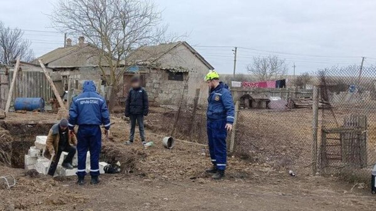 В Ленинском районе Крыма спасатели вытянули корову из глубокой ямы  В Ленинском районе Крыма спасатели оказали помощь корове, которая упала в глубокую яму и не могла выбраться самостоятельно. Об этом сообщила пресс-служба МЧС Республики Крым  Инцидент произошел накануне вечером в селе Кирово. На место оперативно прибыли спасатели.  «Сотрудники Ленинского аварийно-спасательного отряда при помощи такелажного оборудования и автомобильной лебедки извлекли животное из ямы глубиной около 2,5 метров... подробнее