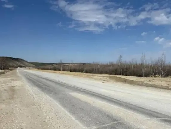 В Якутске расширяют дорогу Умнас до четырёх полос В Якутске идёт реконструкция автодороги Умнас участок от села Владимировка до поворота на Ленский мост станет четырёх полосным Работы ведутся в рамках национального проекта Инфраструктура для жизни инициированного Президентом России Владимиром Путиным Участок с 11 го по 20 й километр уже сдан в 2024 году а отрезок с 20 го по 28 й километр 8 км планируют завершить к 2028 году Об этом сообщает пресс служба Минтранса Якутии Сейчас на новом участке устраивают водопропускные сооружения и приводят примыкания дорог в нормативное состояние После окончания работ Умнас будет полноценно связан с Табагинским шоссе и Ленским мостом который будет двухполосным Соответственно шоссе также обновят под две полосы движения Фото Минтранспорта Якутии Подробнее в МАХ