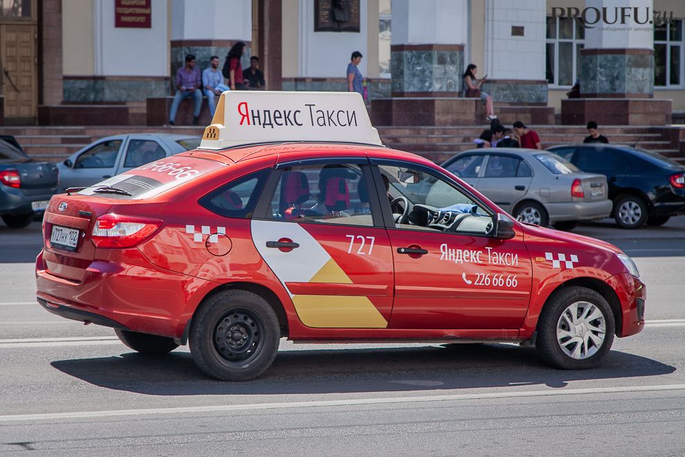 В Госдуме рассмотрят законопроект, заставляющий таксистов пересесть на отечественное авто Государственная дума России планирует принять 13 мая законопроект о локализации такси. Согласно документу, с 1 марта 2026 года таксистов обяжут использовать только машины российского производства. При этом смягчающие поправки были отклонены. Ранее с критикой законопроекта выступали Российский союз промышленников и предпринимателей, Национальный совет такси и компания «Яндекс Такси». Обратная связь Подписаться