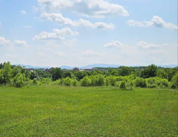 В Хабаровском крае прокуратура добилась истребования из незаконного владения земельного участка площадью около 10 тыс кв м В 2024 году администрация Николаевского муниципального района незаконно предоставила местному жителю земельный участок вблизи мыса Джаорэ на котором расположены объекты Министерства обороны Российской Федерации В связи с выявленными нарушениями прокурор обратился в суд с исковым заявлением о признании договора безвозмездного пользования земельным участком недействительным  Суд требования надзорного ведомства удовлетворил земля плаощадью почти 10 тыс кв м возвращена в собственность муниципального образования Прокуратура Хабаровского края