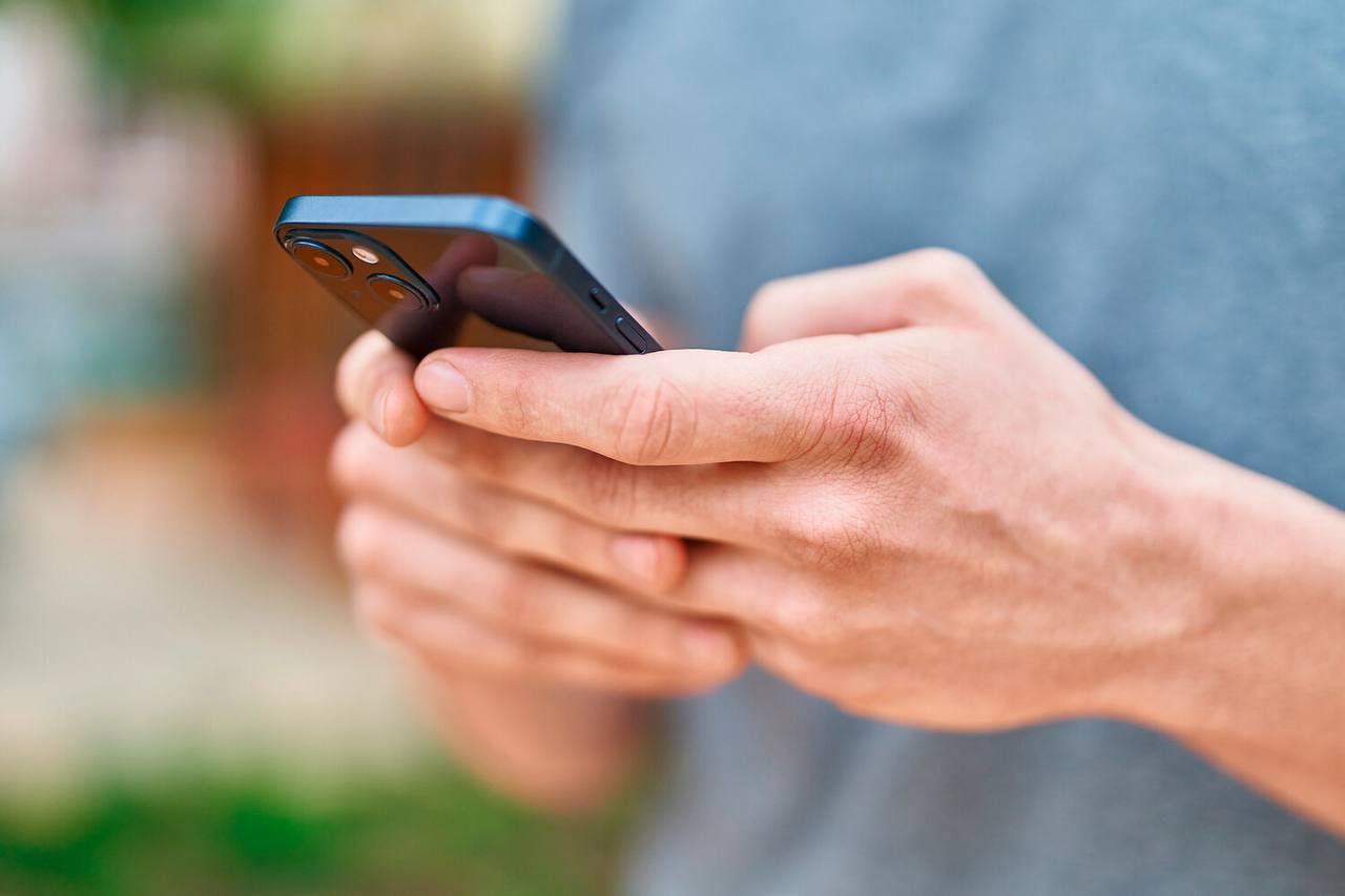 Теперь в Узбекистане операторы не смогут продать ваш номер даже если вы за него не платите В стране вступили в силу новые правила для абонентов связи Теперь контроль будет строгим чтобы жителей не вводить в нежелательные подписки и защитить их права Основные изменения Срок сохранения номера увеличен При отсутствии средств на счёте номер теперь не аннулируется до 1 года ранее 2 месяца что позволяет абоненту сохранить его Бесплатная смена тарифа Абоненты могут бесплатно менять тарифный план на любой другой Исключение специальные тарифы для отдельных групп или территорий Обязательное предварительное уведомление Операторы обязаны предупреждать об изменениях тарифных условий минимум за 15 дней через СМИ официальный сайт или SMS Обслуживание на дому и выездные услуги Для граждан которые не могут посетить офисы будет организовано обслуживание по месту проживания а в труднодоступных районах мобильные сервисные пункты Подпишитесь и следите за актуальными новостями на нашем канале   telegram me joinchat AAAAAEEdc qam7052mnXKA