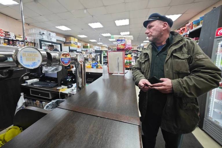 Каждый десятый бар в Петербурге попадавший под закон о наливайках не прошёл проверку Теперь заведению чтобы продолжать работать в режиме ресторана или бара нужно соответствовать ряду жестких условий и попасть в реестр который ведёт городской Комитет по промышленности Как рассказал КП Петербург председатель Комитета по промышленности торговле и инновациям Петербурга Александр Ситов эффект от закона уже заметен горожанам Заявлений о включении в реестр ресторанов от торговой сети которая вызывала больше всего жалоб так и не поступило По нашей информации некоторые объекты сети прекратили работу по ночам и работают только в формате магазинов то есть до 22 00 Некоторые бары не соответствующие критериям ресторана тоже продолжили работу но с 11 до 22 часов В последнее время существенно уменьшилось количество поступающих в комитет жалоб граждан в отношении объектов торговой алкосети сказал Александр Ситов Алексей Булатов Читай нас в MAX Подпишись на Комсомольскую правду СПб