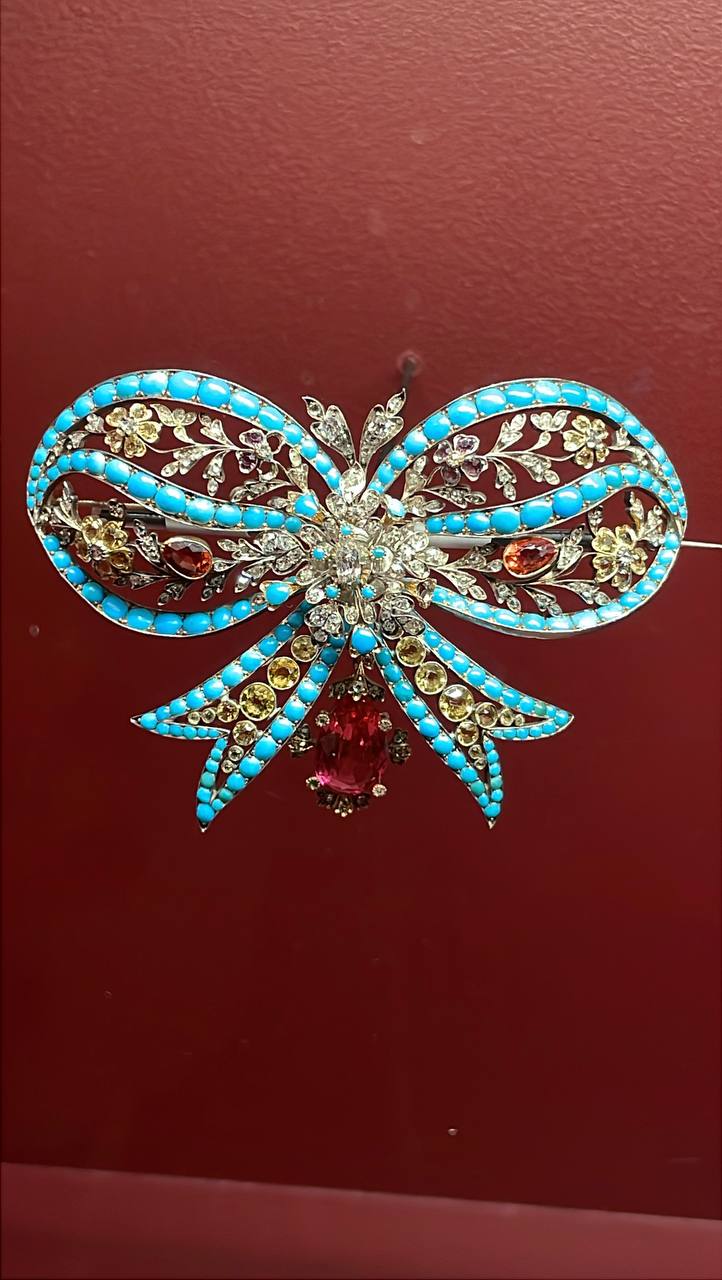 Россыпь драгоценностей разных эпох и стилей ждёт посестителей на новой выставке в Историческом музее с сегодняшнего дня и до 11 мая Очарование красоты Из истории ювелирных украшений в России Именно теперь и впервые можно полюбоваться роскошью утончённостью и изобретательностью почти тысячи предметов из собрания Особой кладовой полинапавлович календарь