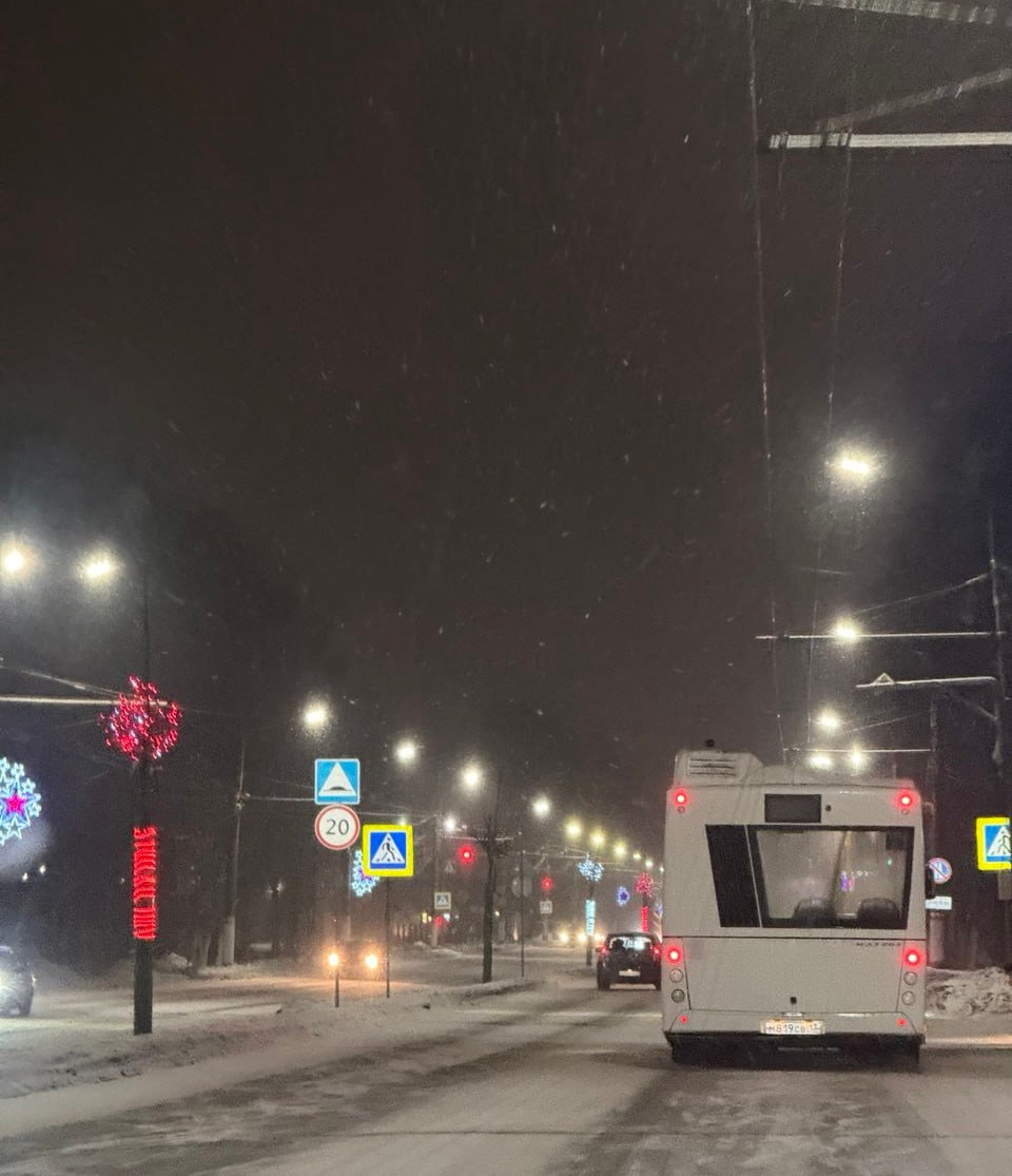 В столице Мордовии станет светлее До конца первого квартала 2026 года в городе заменят почти 5 000 светильников 300 кронштейнов 500 металлических опор и проложат 88 км новых проводов обновление затронет около 54 улиц Для такой масштабной модернизации уличного освещения используются светодиодные светильники местного производства Ардатовского светотехнического завода Они экономят электроэнергию снижают затраты на обслуживание и повышают безопасность на дорогах Сейчас работы идут почти на 30 улицах на семи из них модернизация уже завершена Ставьте этой хорошей новости Подпишись на Мордовия Узнай первым