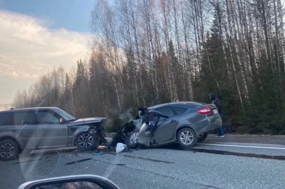 Подробности жёсткого ДТП на автодороге Пермь – Березники, которое произошло вечером 25 апреля, сайту perm.aif.ru рассказали близкие участников аварии. ДТП произошло между селом Романово и посёлком Чёлвой. Автомобиль Lada Granta столкнулся с двигавшимся навстречу Range Rover. Родственница водителя иномарки рассказала сайту perm.aif.ru, что он жив, но находится в больнице. Девушка предполагает, что виновником ДТП был водитель Лады. Как стало известно сайту perm.aif.ru, пострадавший недавно устроился на работу в Пермь, но продолжал ездить на выходные в Березники к семье. В тот вечер с ним в машине ехали две попутчицы, они получили небольшие травмы. Знакомая второго участника ДТП сообщила сайту perm.aif.ru, что в «Ладе» находились трое молодых парней из Кизела. Их машина пострадала сильнее всего. За рулём находился 18-летний Александр, он и оба его пассажира погибли. Обстоятельства и причины аварии выясняются. Источник ЧП Пермь Прислать новость
