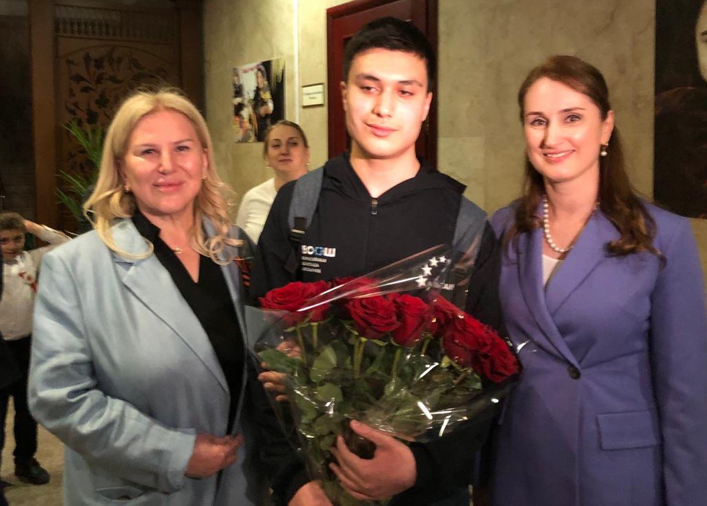 В аэропорту Махачкалы сегодня встречали Низама Гаджиева, призера Всероссийской олимпиады школьников по математике. В федеральном финале олимпиады соревновались 500 школьников из 84 российских регионов. Ученик 11 класса Республиканского физико-математического лицея-интерната успешно выполнил все задания. К олимпиаде его готовили тренеры Абдулкадыр Бучаев, Габибулла Габибуллаев, Александр Семенов и школьный преподаватель Азардух Алимов. Низам получит премию в размере 100 тысяч рублей согласно принятому главой республики решению о поощрении призеров всероссийских олимпиад. Окончив школу, независимо от итогов сдачи ЕГЭ, Низам сможет поступить в любой вуз страны по математическому профилю. По его словам, он уже нацелился на Московский физико-технический институт. Низам Гаджиев стал 17-м призером всероссийских школьных олимпиад из Дагестана за последние годы.