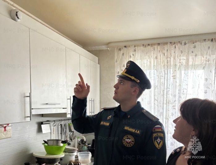 Сотрудники МЧС России проверяют пожарную безопасность в домах многодетных семей На территории Троснянского района инспекторы госпожнадзора МЧС России вместе со специалистами центра социальной защиты населения посетили домовладения многодетных семей. Взрослым и детям они напомнили, почему важно соблюдать противопожарные правила. Сотрудники МЧС России проверили наличие извещателей и оценили их работоспособность. Помни и соблюдай: своевременно очищай приусадебный участок от сухой травянистой растительности; не выжигай сухую траву на земельных участках; не разводи костры вблизи зданий и строений. Ваша безопасность - ваша ответственность!