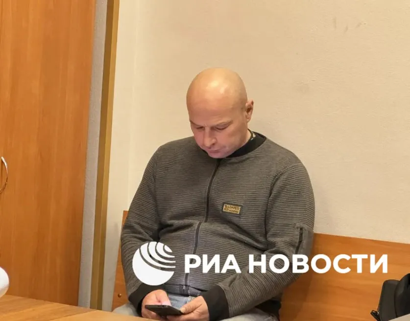 Выжившему в Охотском море Пичугину назначили три года принудительных работ Пичугин его брат и 15 летний сын брата в августе 2024 го выдвинулись в море на лодке катамаране Мотор отказал судно легло в дрейф Нашли лодку только спустя два месяца Из троих выжил лишь Пичугин На него завели дело по нескольким статьям в том числе о нарушении правил эксплуатации судна Подписаться на РИА Новости