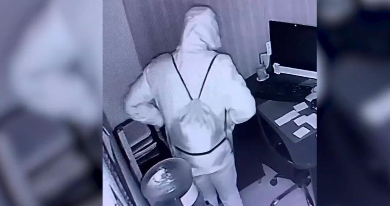 В Минске задержан серийный «офисный» вор, который по ночам вскрывал сейфы самодельными отмычками 33-летний житель Витебска выбирал фирмы и организации без охранной сигнализации, проникал внутрь ночью, вскрывая замки, и похищал деньги. Во время обыска у задержанного изъяли отмычки собственного изготовления, маски и одежду, в которой он, предположительно, совершал преступления. Установлена причастность фигуранта к трем эпизодам, но следствие проверяет его возможную связь с другими аналогичными случаями. Мужчина уже имел судимость за подобные преступления. В его отношении возбуждены уголовные дела по фактам краж.