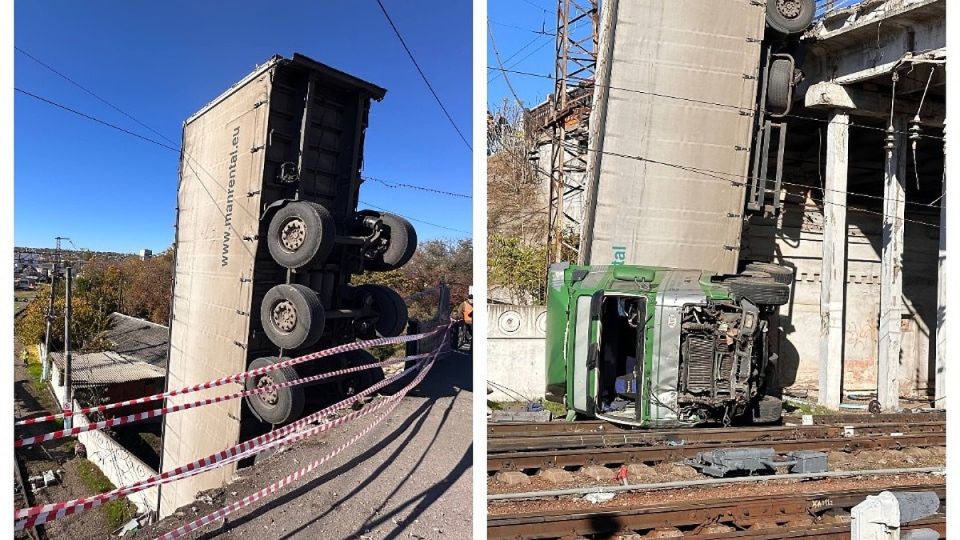 За все заплатит водитель В Симферополе оценивают ущерб нанесенный аварией в грузовиком Вечер среды в Симферополе перестал быть томным когда с путепровода на железнодорожные пути рухнула фура Огромная махина с грохотом вылетела с моста и приземлилась внизу За рулем в этот момент был водитель но на удивление сам не пострадал отделался испугом и лишь повредил палец Его сразу доставили в ближайшую больницу а утром он сам вернулся на место ЧП Как отметили в местном Минздраве мужчине оказали первую помощь и отпустили Самому пострадавшему 67 лет Судя по номеру указанному на рабочем транспорте приехал в Крым из 44 региона Костромской области а это на секундочку больше двух тысяч километров за рулем За рулем был мужчина 68 лет Александра ТИМОЩЕНКО В момент аварии он ехал по мосту в Подробнее