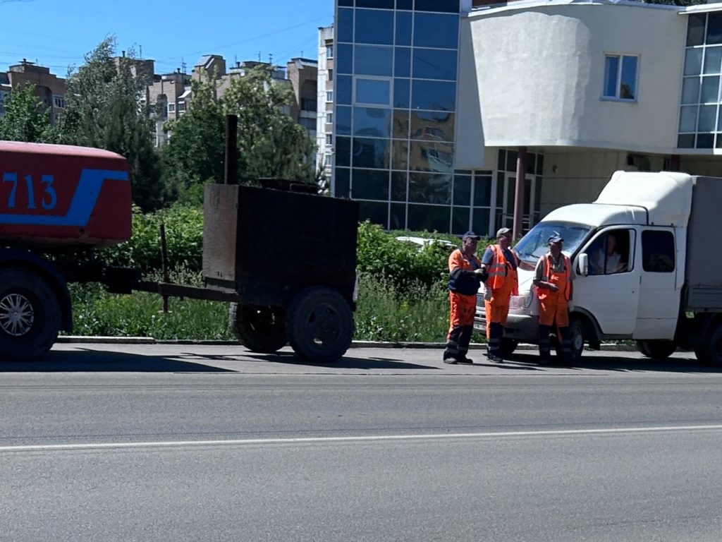 В Рязани ремонтируют дорожные ямы и окашивают траву Как сообщает городская администрация, сегодня днем продолжается работа по благоустройству и уборке территорий областного центра. Бригады мехуборки дирекции благоустройства убирали проезжую часть дорог на улицах Зубковой, Дзержинского, Гагарина, Кудрявцева, Ленинского Комсомола. Тротуары подметали на улицах Керамозавода, Кирпичного завода, Семинарская, Пожалостина, Павлова, Стройкова, 2-я Линия, Ленинского Комсомола, Октябрьская, Дачная, Полевая. В городе продолжается уборка остановок, сбор случайного мусора, очистка урн. Экипажи работают во всех районах города. Идет выкашивание газонов, работы выполнялись на улицах Голенчинское шоссе, Есенина, Гагарина, Спортивная, Халтурина, Ряжское шоссе, Профессора Никулина. Ямочный ремонт запланирован на улицах 2-я Железнодорожная и Советской Армии. На улице 1 Мая в поселке Канищево будет выполняться исправление дорожного профиля гранулятом.