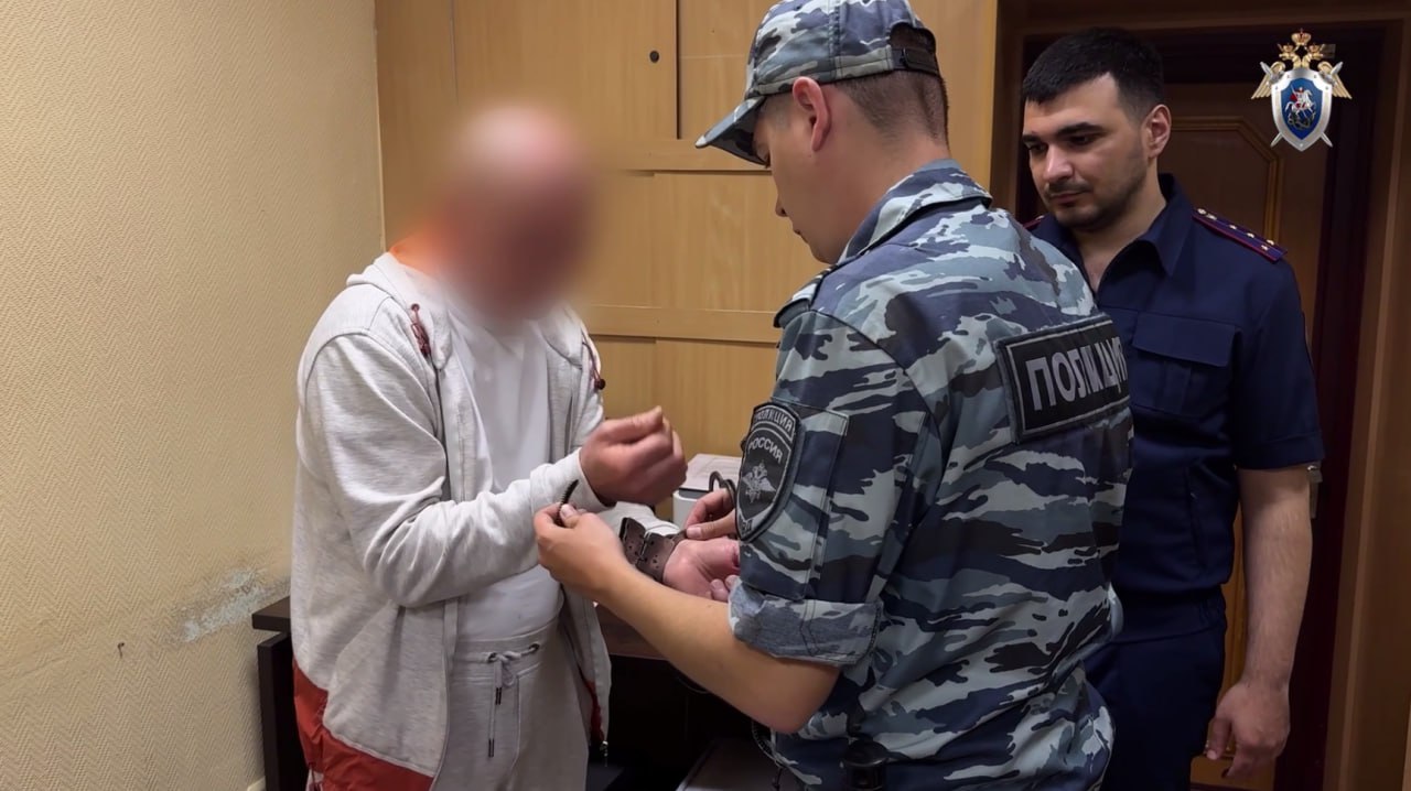 Замять дело за 5 млн рублей предлагал адвокат из Ставрополя По данным следствия, в конце мая юрист предложил знакомому, обвиняемому в афере, решить вопрос о прекращении уголовного преследования. При этом на самом деле оказывать такую «помощь» адвокат не собирался, да и не мог. Знакомый правозащитника рассказал о ситуации сотрудникам ФСБ. При получении части денег адвоката задержали. Возбуждено уголовное дело о покушении на мошенничество. Фигурант находится под домашним арестом, сообщили в краевом управлении СУ СКР.