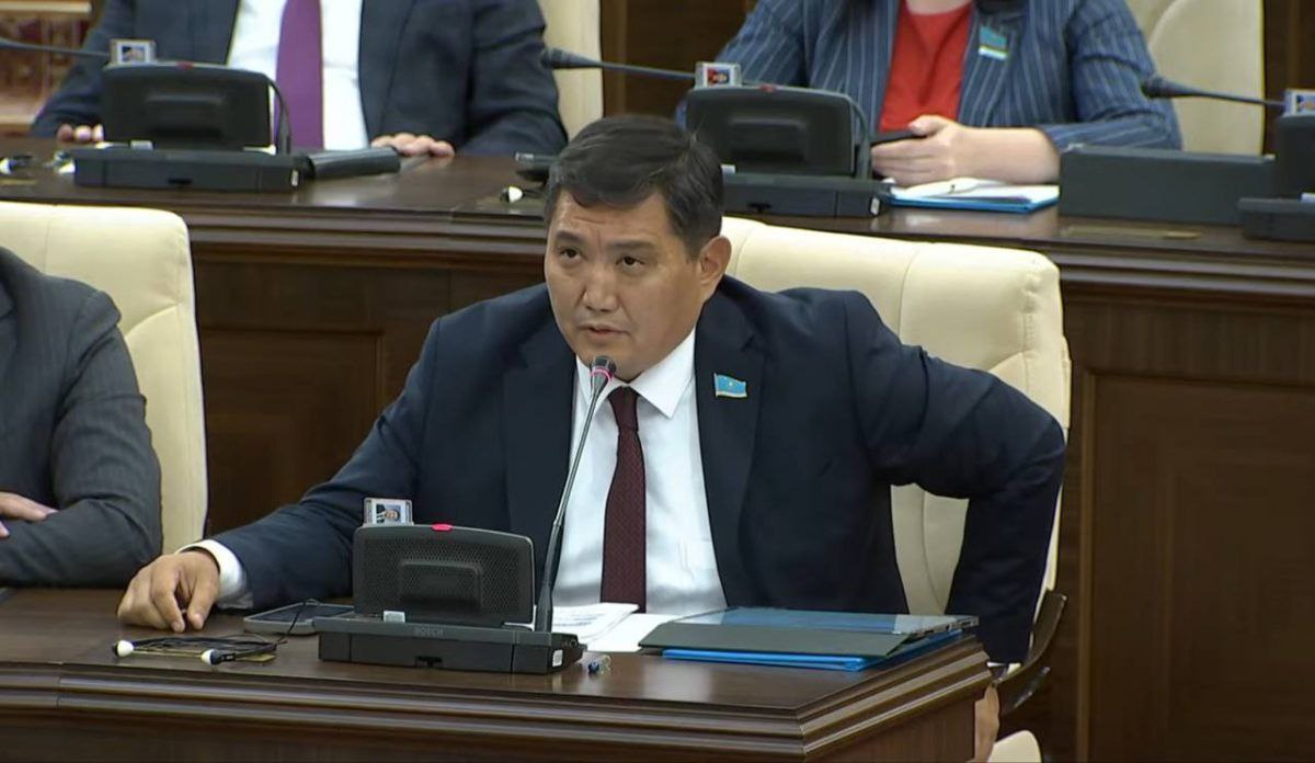 «Я бы не по-детски обрадовался»: депутат Базарбек заявил, что ИИ мог бы заменить чиновников Депутат Мажилиса Бакытжан Базарбек, рассуждая о пользе и рисках искусственного интеллекта, пошутил, что был бы рад, если бы через 15–30 лет министров и акимов в Казахстане заменил ИИ. Такое мнение он высказал во время обсуждения законопроекта об искусственном интеллекте. «С радостью воспринял бы, если из 100 000 наших госаппаратов мы хотя бы 30% заменим искусственным интеллектом. А если через 15-30 лет мы министров и Акимов заменим искусственным интеллектом, я бы не по детски был бы рад», — заявил мажилисмен. При этом Базарбек рассказал, что уже столкнулся с опасной стороной технологий: в соцсетях распространяется видео с его голосом, где некий «двойник» от его имени якобы призывает вкладываться в инвестиционную схему в урановой промышленности. «В Facebook есть некий Базарбек Бакытжан, который похож на меня, с моим голосом, призывает граждан участвовать в инвестиционной схеме в урановой промышленности. Там схема не замысловатая, просто через Каспий направляешь деньги этому Бактыжану Базарбеку и участвуешь в разделе урановой промышленности в стране. Не знаю, кто придумал, но всё это диктуется моим голосом», — рассказал он. Фото: трансляция пленарного заседания Мажилиса /CentralMediaNews