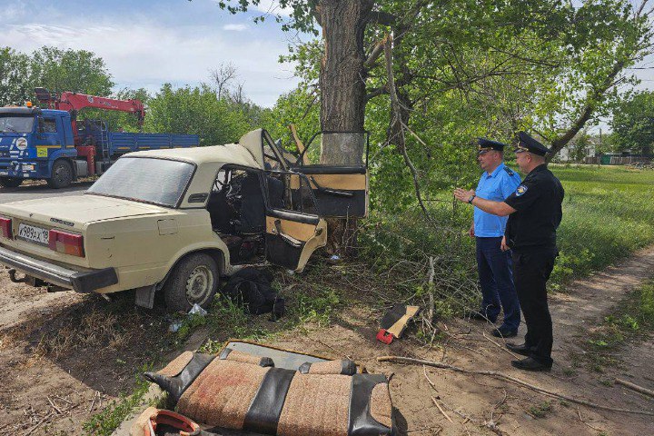 Распивали всю ночь алкоголь и веселились: В прокуратуре раскрыли подробности смертельного ДТП в Станично-Луганском районе Сегодня рано утром в Станично-Луганском районе ЛНР произошла страшная дорожная авария. В ней погибла 17-летняя девушка и пострадали двое парней. Как оказалось, виною всему стал алкоголь. Всю ночь компания из двух парней и девушки распивали алкоголь вблизи водоёма. В шесть утра друзья решили двинуться в путь – 21-летний водитель сел пьяным за руль. В итоге он выехал за пределы проезжей части, где совершил столкновение с деревом. Подробнее на сайте
