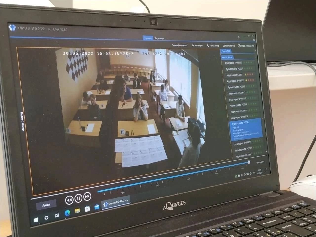 Выпускнику из Кургана предстоит пересдать ЕГЭ по обществознанию через год. Всё из-за слива в Сеть контрольно-измерительных материалов. Организаторов, которые допустили нарушение в курганском пункте проведения экзаменов, привлекут к дисциплинарной ответственности. Ранее в подобном нарушении подозревали выпускника из Шадринска. Правда, факт слива не подтвердился. Подпишись на «Короче, Курган»