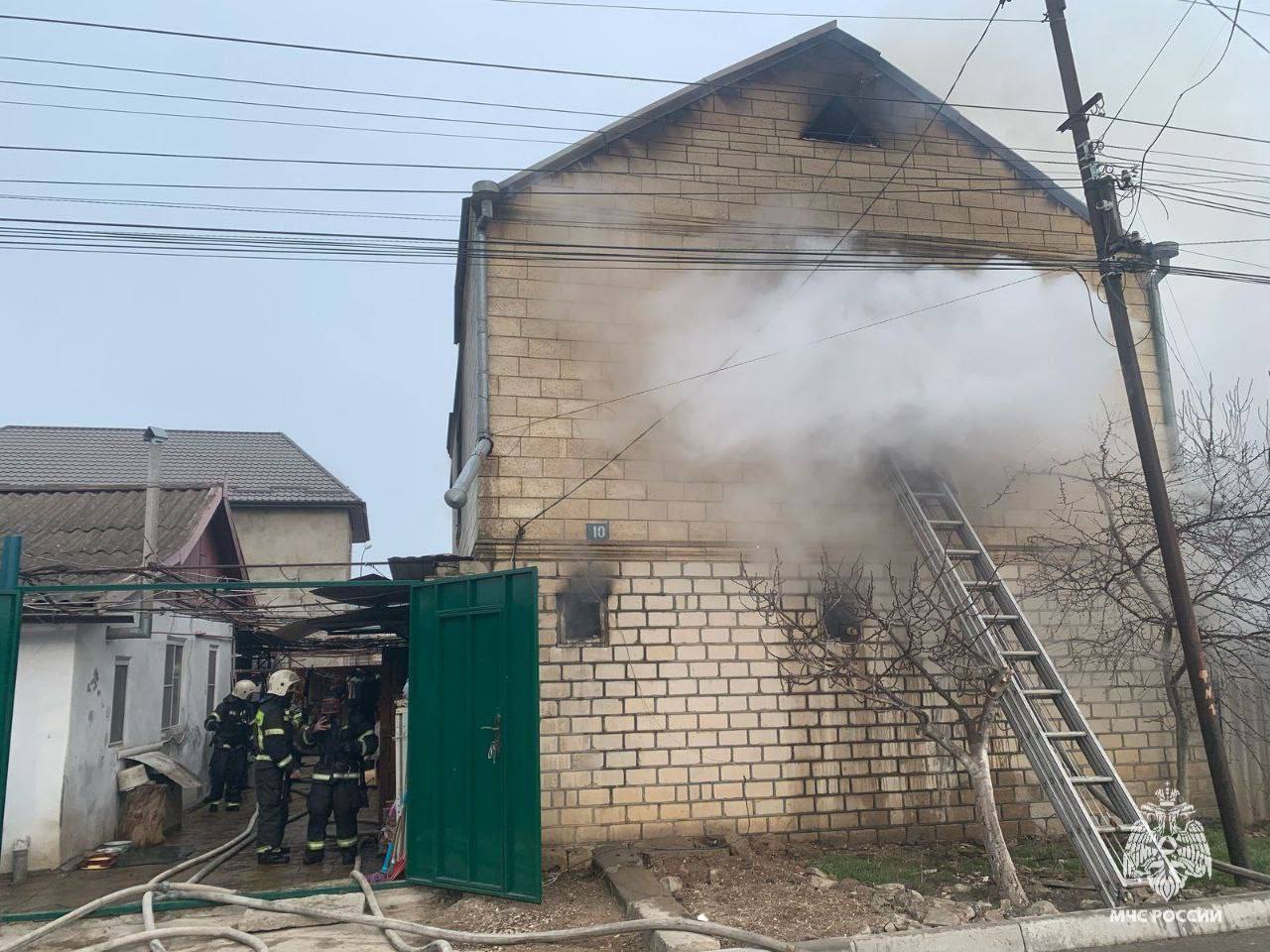 В Избербаше в двухэтажном частном доме произошёл пожар.   В результате инцидента пострадал хозяин дома, которого с ожогами доставили в Центральную городскую больницу.