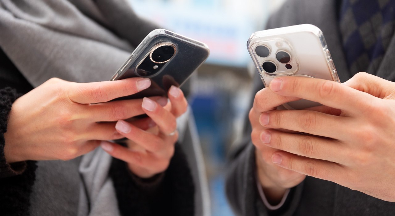 Жители Архангельска среди самых активных пользователей ИИ на Северо Западе Россияне всё активнее используют агрегаторы нейросетей аналитики Yota зафиксировали рост интереса к таким платформам за прошлый год в 5 5 раза Пик их использования пришёлся на август когда доля такого трафика составила 20 сентябрь 14 и октябрь 21 Среди поклонников ИИ оказалось больше всего жителей Москвы Новосибирска и Питера Показательна динамика и по Архангельску