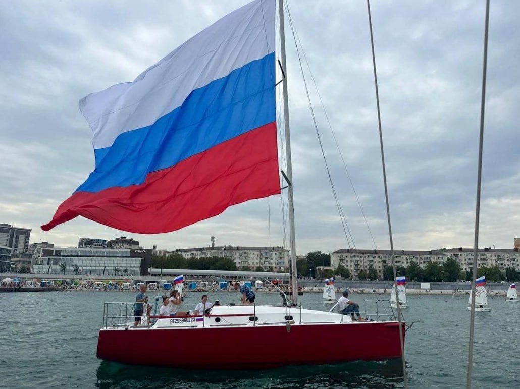 В администрации Новороссийска на заседании Совета по физической культуре и спорту подвели итоги работы за первое полугодие  03 июля в администрации Новороссийска состоялось очередное заседание Совета по физической культуре и спорту, в работе которого под председательством главы города-героя Андрей Кравченко, приняли участие председатель городской Думы Андрей Антонов, депутаты, руководители спортивных и общественных организаций.  В ходе заседания было отмечено, что Новороссийск занимает лидирующие позиции в Краснодарском крае по доле населения, вовлеченного в регулярные занятия физической культурой, спортсмены города-героя достигают высокие результаты на соревнованиях регионального, федерального и международного уровней.  За шесть месяцев текущего года в Новороссийске проведено три международных, восемь всероссийских и более 20 краевых соревнований. В спортивной отрасли города-героя трудятся 1051 человек.  «Продолжаем пополнять кадровый резерв: спортивные учреждения получили возможность участвовать в программе по предоставлению целевых мест для новороссийских студентов. Расширяем сотрудничество с учебными заведениями. Обсудили статус «студент-спортсмен», который предусматривает перевод на индивидуальное обучение молодых людей, выступающих на соревнованиях различных уровней», - отметил Андрей Кравченко.  Глава города также акцентировал, что одним из важных вопросов остается уход от коммерциализации детского и юношеского спорта, и первым важным шагом является отсутствие стартовых взносов на официальных соревнованиях.  «Благодаря поддержке губернатора Кубани Вениамина Кондратьева и реализации краевых программ за последние 10 лет город-герой уделил колоссальное внимание развитию спортивной инфраструктуры. Сейчас мы активно продолжаем работать в этом направлении. Уверен, принятые решения с учётом совместных предложений станут важным звеном в улучшении работы по развитию физической культуры и спорта в городе-герое», - сказал Андрей Кравченко.