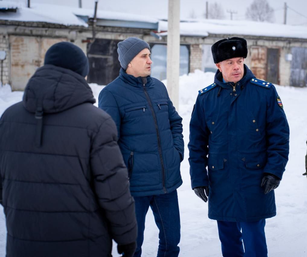 В областном центре продолжают устранять последствия непогоды.  На уборке дорог задействованы КДМ, МТЗ и грейдеры. В ручном режиме ведется расчистка остановочных комплексов, пешеходных переходов и тротуаров.   Немало жалоб поступает на работу управляющих компаний: дворы не расчищены, где-то затруднен выход из подъездов. На прошлой неделе на совещнии с представителями управляющих компаний им был дан срок закрыть проблемные вопросы. Накануне мэр Биробиджана Максим Семёнов, прокурор города Виктор Балаев и председатель городской Думы Сергей Радецкий  выборочно проехали по городу и посмотрели, как УК на своих территориях организовали работы.  Спасибо тем управляющим компаниям, которые оперативно подключились к работе, - отметил мэр Биробиджана Максим Семёнов. -  Мы побывали в микрорайонах Стяжкина, Биробиджан-2, Сопка. В этом году ситуация намного лучше, чем была в прошлом году, но не везде проведена работа качественно. К примеру, на Сопке не прочистили даже тропинки, только выходы из подъездов.  Аналогичная ситуация на ДСМ.   Но, есть случаи, когда техника не могла зайти  из-за того, что двор заставлен машинами. Такая ситуация, допустим, сложилась по ул.Шолом-Алейхема N 28. Управляющие компании попросили дать им еще немного времени на устранение недостатков. На следующей неделе наши специалисты также проведут объезд по городу и посмотрят, что было сделано. Кроме того, мы совместно с Центром управления регионом по ЕАО ежедневно отслеживаем комментарии в социальных сетях и оперативно специалисты отрабатывают все поступающие жалобы.  #тротуары #биробиджан #мэрбиробиджана #мэриябиробиджана #уборка #управляющиекомпании