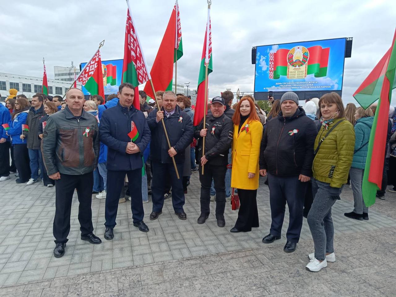 В Витебске открыли площадь Флага и Герба 11 мая, в День Государственного Флага, Государственного Герба И Государственного Гимна Республики Беларусь, в Витебске возле Дворца спорта состоялось торжественное открытие площади Флага и Герба. В мероприятии приняла участие делегация Витебского государственного медицинского университета во главе с ректором Алексеем Чукановым. Новая площадь стала символом патриотизма и единства, подчеркивая значимость государственной символики. Площадь Флага и Герба обещает стать одной из ключевых точек притяжения в городе, где будут проходить важные мероприятия и праздники.
