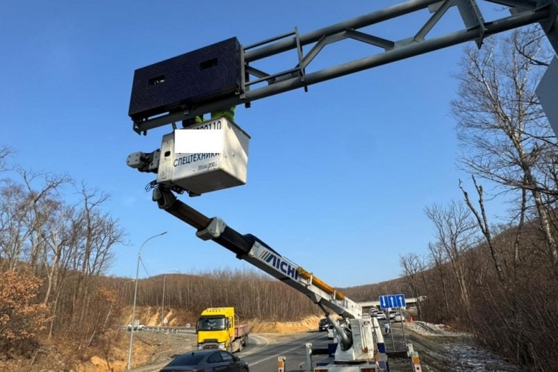 Умные табло появятся на объездной трассе Де Фриз Седанка Патрокл во Владивостоке Новые интерактивные экраны будут оперативно информировать водителей о дорожной обстановке изменении погодных условий ДТП дорожных работах и других потенциально опасных ситуациях Табло установят на выезде из Снеговой Пади и при подъезде к ней а также в районе Басаргина 16 Такие табло являются элементами интеллектуальной транспортной системы города наравне с датчиками и контроллерами которые объединяют светофоры Владивостока в единую автоматизированную систему управления дорожным движением рассказал ведущий специалист ЦОДД Владивостока Алексей Чертов Завершить установку планируется до конца текущего года Фото администрация Владивостока   PrimaMedia в       подпишись 18