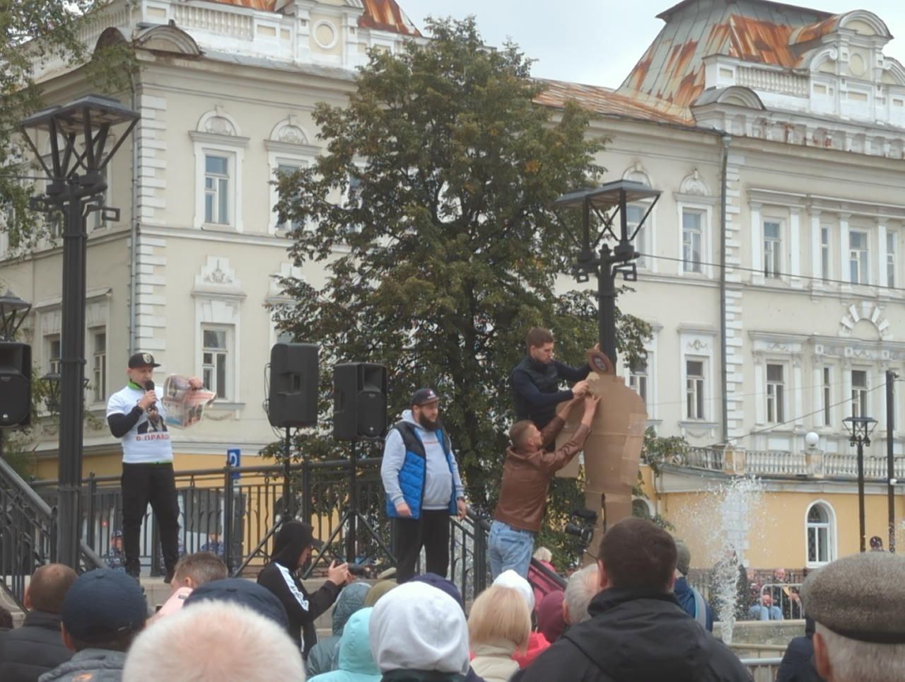 В Иркутске губернатора повесили на столб за повышение тарифов ЖКХ Картонную фигуру разместили во время митинга против повышения цен С июля услуги ЖКХ регионе подняли на 15 bankrollo