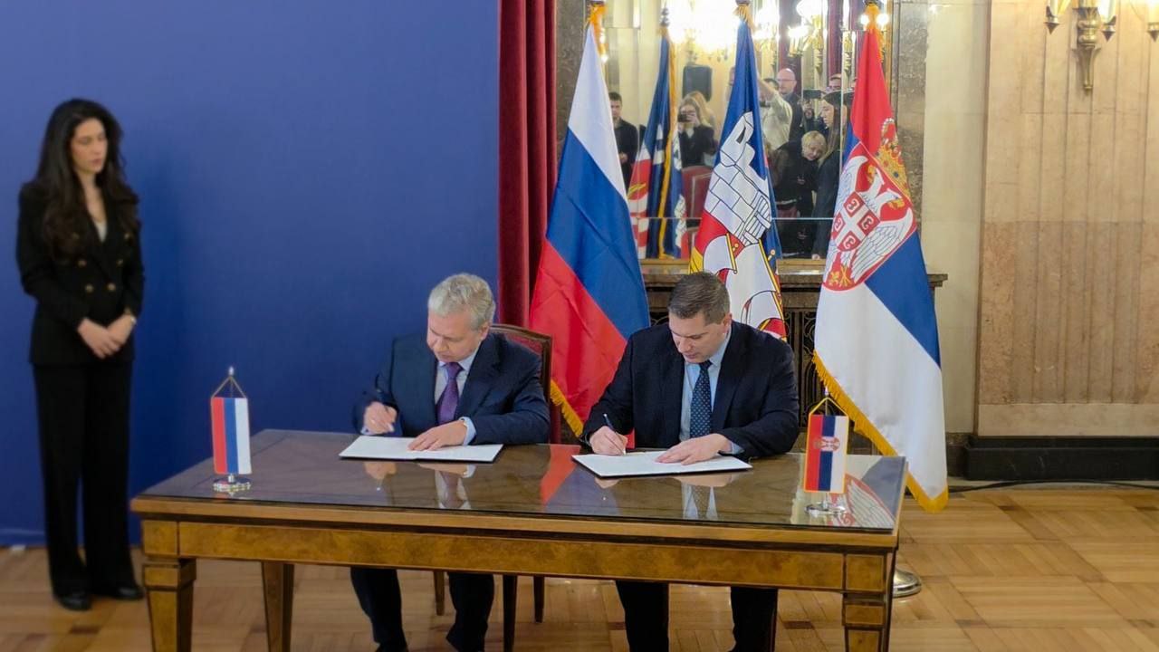 Москва и Белград подписали Меморандум о взаимопонимании на 2026 2029 годы 20 октября в Белграде состоялась рабочая встреча делегации Правительства Москвы во главе с Министром Правительства Москвы руководителем Департамента внешнеэкономических и международных связей города Москвы Сергеем Черёминым с представителями столицы Республики Сербия председателем городской Скупщины Белграда Николой Никодижевичем и заместителем мэра Весной Видович В ходе переговоров стороны обсудили актуальные вопросы развития двустороннего взаимодействия отметив высокий уровень партнёрства между Москвой и Белградом По итогам встречи был подписан Меморандум о взаимопонимании между Правительством Москвы и Мэрией Белграда на 2026 2029 годы направленный на дальнейшее укрепление сотрудничества и реализацию совместных проектов Со стороны Москвы документ подписал Министр Правительства Москвы руководитель Департамента внешнеэкономических и международных связей города Москвы Сергей Черёмин со стороны Белграда председатель городской Скупщины Никола Никодижевич Москва Белград Меморандум сотрудничество двмс