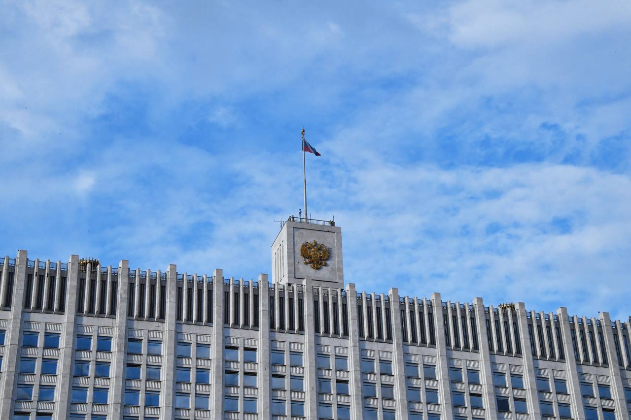 Правительство утвердило план мониторинга правоприменения на 2026 год Как устроен мониторинг Профильные ведомства собирают и анализируют информацию о том как работают правовые нормы в той или иной сфере Зачем он проводится По итогам мониторинга принимаются решения о том как улучшить правовое регулирование в этих отраслях Какие отрасли будут рассматривать в 2026 году противодействие мошенничеству с использованием банковских инструментов майнинговая деятельность правовой статус майнеров и лиц организующих деятельность майнинг пулов ограничение доступа к распространяемой в интернете информации порочащей честь достоинство или деловую репутацию организация и функционирование особо охраняемых природных территорий Новости Правительства России