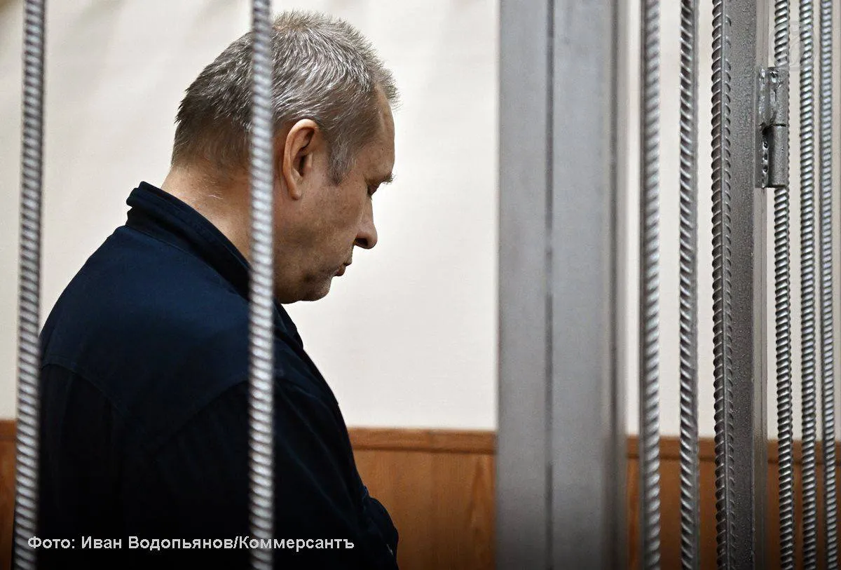 Экс замначальника управления главкомата внутренних войск МВД преобразованы в Росгвардию Игорь Долгих получил 14 лет колонии строгого режима за взятки в особо крупном размере ст 290 УК РФ и легализацию имущества полученного преступным путем ст 174 1 УК РФ Также ему назначен штраф в размере 543 5 млн руб Подельник экс офицера бизнесмен Илья Родионов приговорен к 15 годам почти с таким же штрафом Теперь уже бывшего полковника застройщики в свое время отблагодарили несколькими квартирами за то что он закрывал глаза на нарушения при проведении работ и их низкое качество Подробности в эксклюзивном материале Ъ Ъузнал