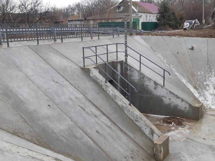 Пропустить и удержать в Волго Ахтубинской пойме построят больше 60 гидросооружений В Волго Ахтубинской пойме продолжат работу по строительству водопропускных сооружений В этом году стартуют работы по возведению цело комплекса на Каширинском водном тракте Как рассказали Волжский ру в комитете природных ресурсов лесного хозяйства и экологии за пять лет появится 38 объектов для пропуска паводковых вод Новые ВПС с регулируемыми затворами создадут на более чем 20 водотоках в Среднеахтубинском районе Они обеспечат беспрепятственный пропуск воды по сети ериков и ее задержание в водных объектах после завершения паводка Аналогичную сеть сооружений до конца 2030 года возведут на Краснослободском водном тракте а также пойменных ериках и озерах в Ленинском и Светлоярском районах Подробнее на Волжский ру   www volzsky ru index php wx 16 wx2 82571 ВолжскийРу волжский vlz