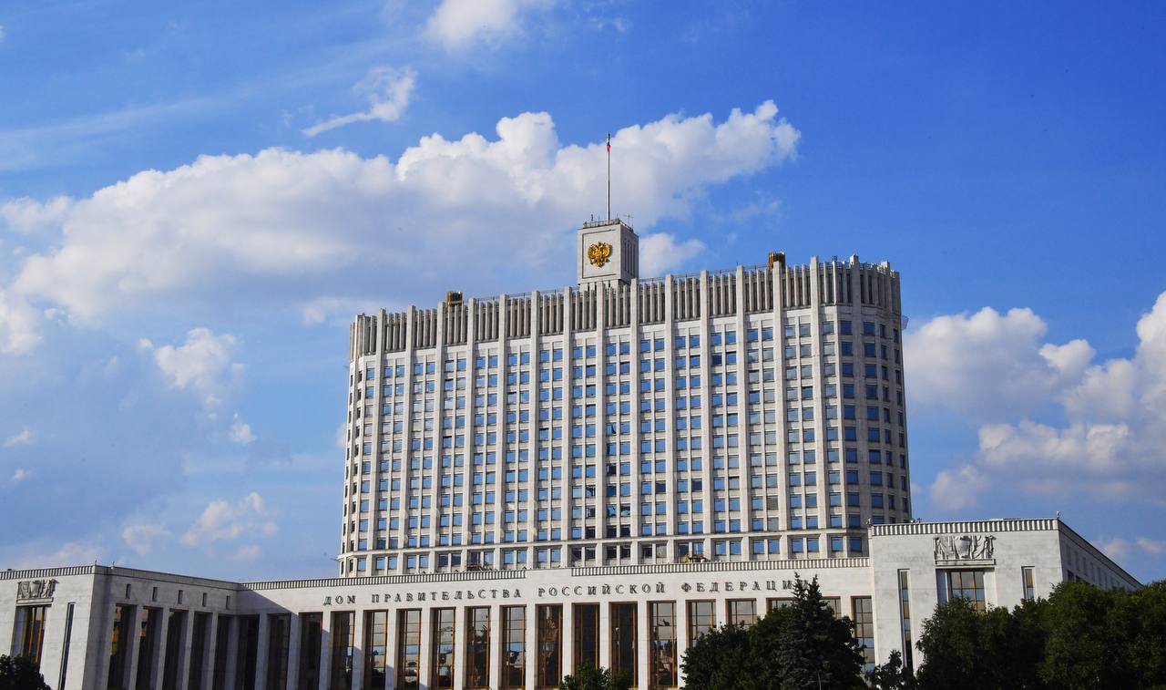 Правительство выделило дополнительное финансирование Белгородской и Курской областям   Около 300 млн рублей будет направлено из резервного фонда Правительства на дооснащение медико-санитарной части, оказывающей помощь в районах боевых действий на территориях Белгородской и Курской областей.   Средства пойдут на закупку медицинского оборудования и приобретение автомобильного транспорта.   Решение позволит продолжать оказывать медпомощь военнослужащим и гражданскому населению, обеспечит необходимой техникой и оборудованием сводные медицинские отряды, работающие в районах боевых действий на территориях Белгородской и Курской областей.   Также почти 175 млн рублей будет направлено на оказание помощи пострадавшим жителям Курской области. Регион получит разовую финансовую помощь на повторное обеспечение жильем выпускников детских домов.   Речь идет о гражданах, получивших квартиры по договорам специализированного социального найма и утративших их из-за обстрелов со стороны Украины.  #регионы #господдержка #жилье #медицина